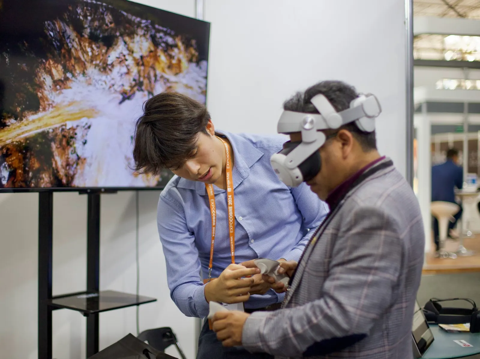 Ingeniero de SAMINS ajustando un visor de realidad virtual a un participante