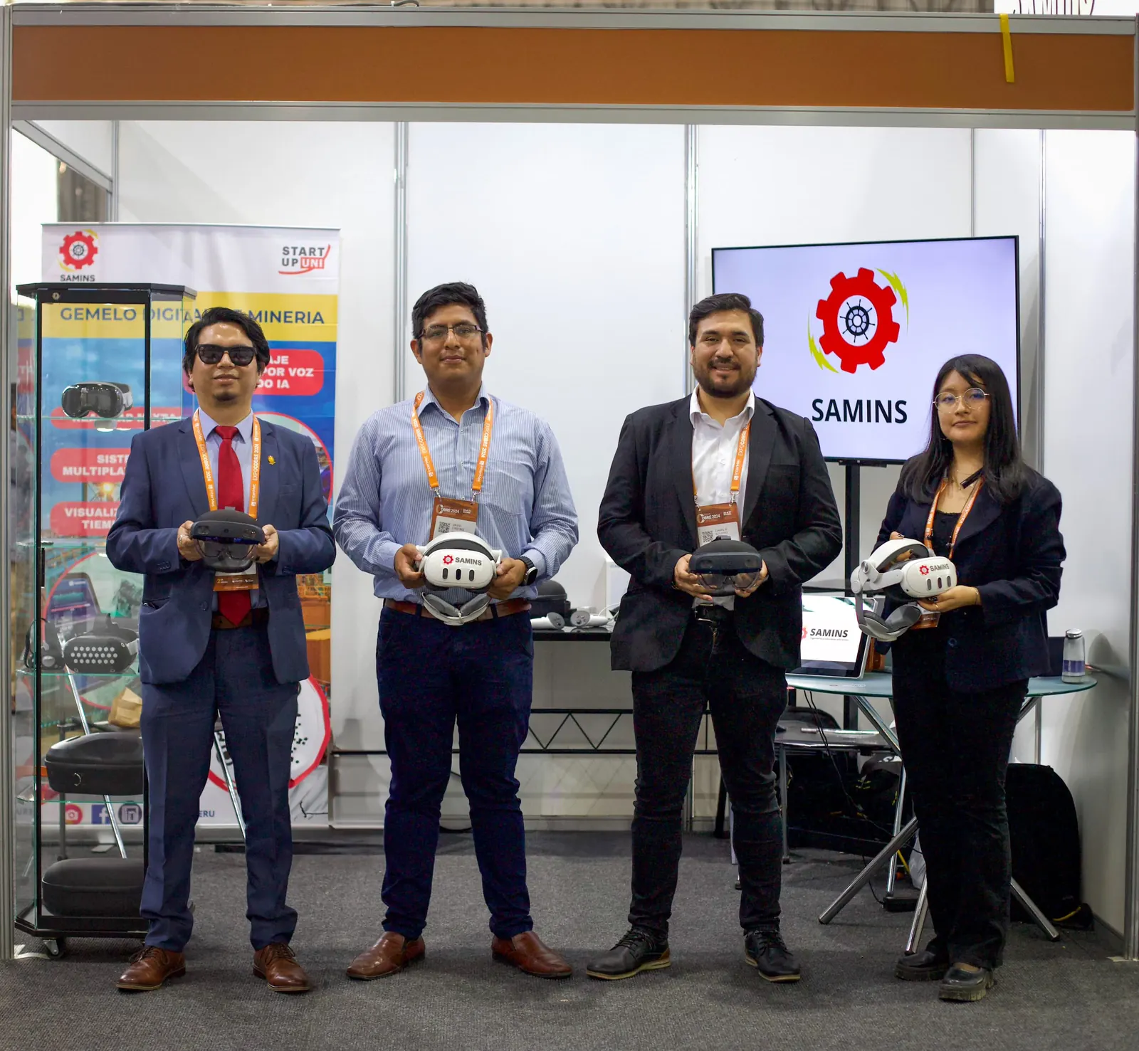 Equipo de SAMINS en su stand de gemelo digital minero durante un evento de minería