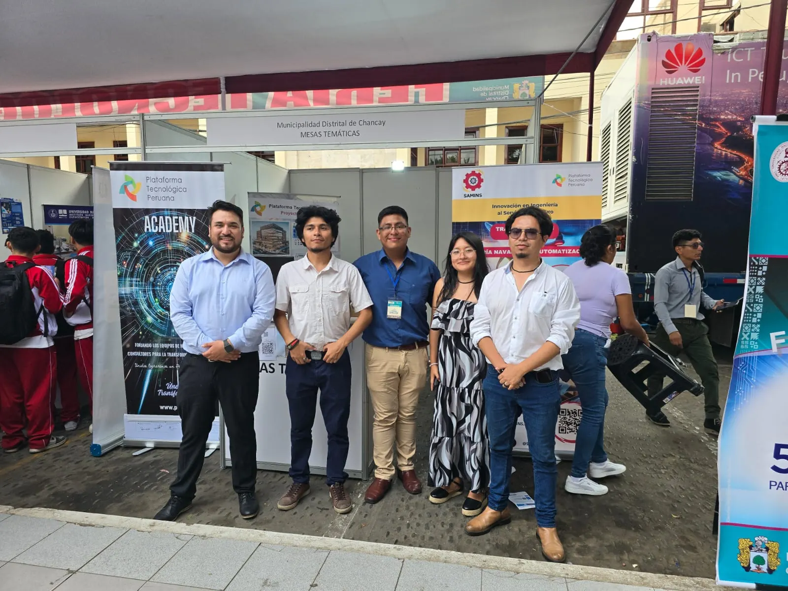 Ingenieros de SAMINS en su stand de una feria de tecnología