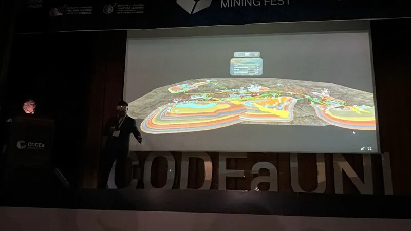Modelo 3D de una mina de Minex SP proyectado en pantalla gigante durante el lanzamiento en el CODEa Mining Fest