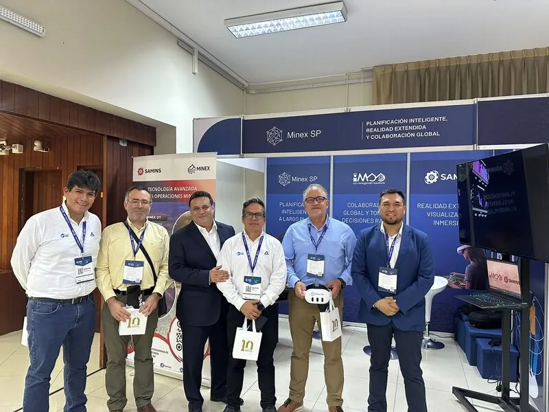 Equipo de SAMINS en el stand de Minex SP en el CODEa Mining Fest