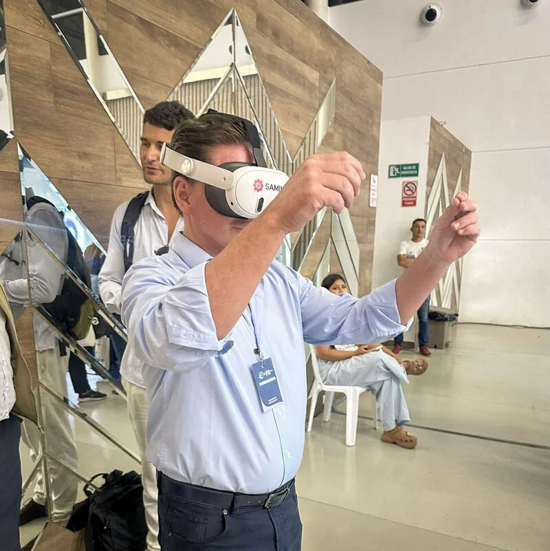 Visitante usando realidad virtual en el stand de SAMINS en Expopesca Ecuador