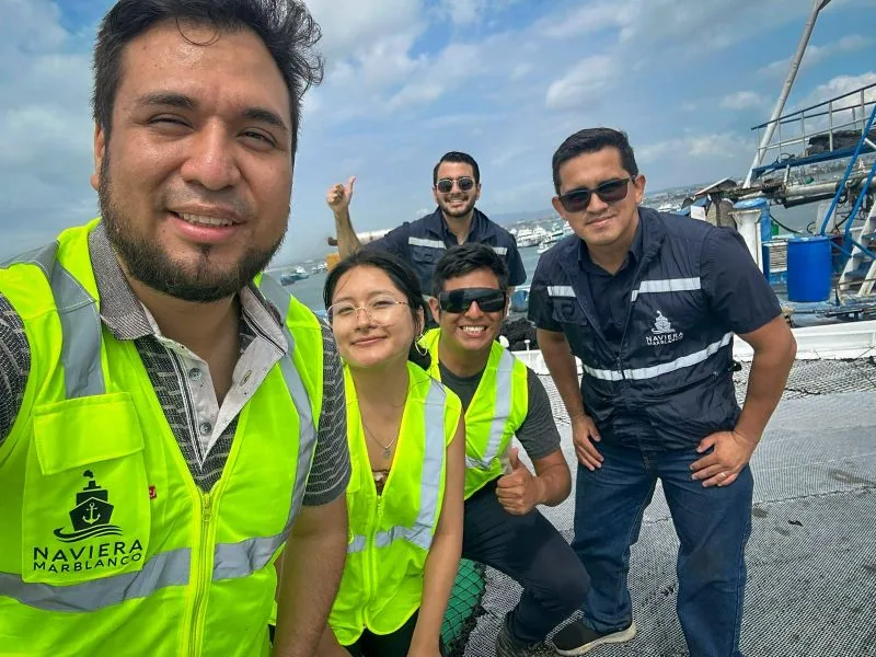 Equipo de SAMINS con el equipo de Naviera Marblanco en un muelle de Ecuador