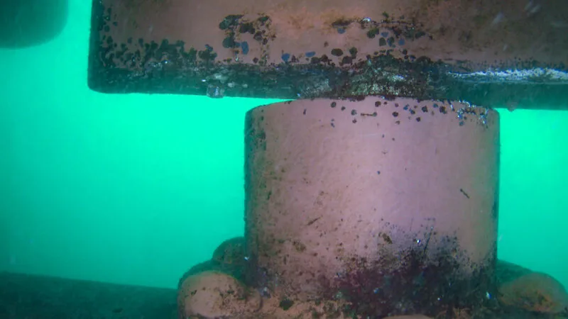 Imagen submarina del eje y la obra viva de una embarcación tomada con ROV