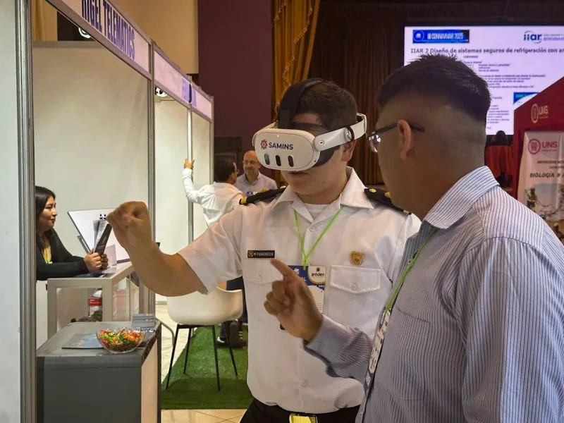 Oficial naval probando realidad virtual en el stand de SAMINS en SUDNAVAL