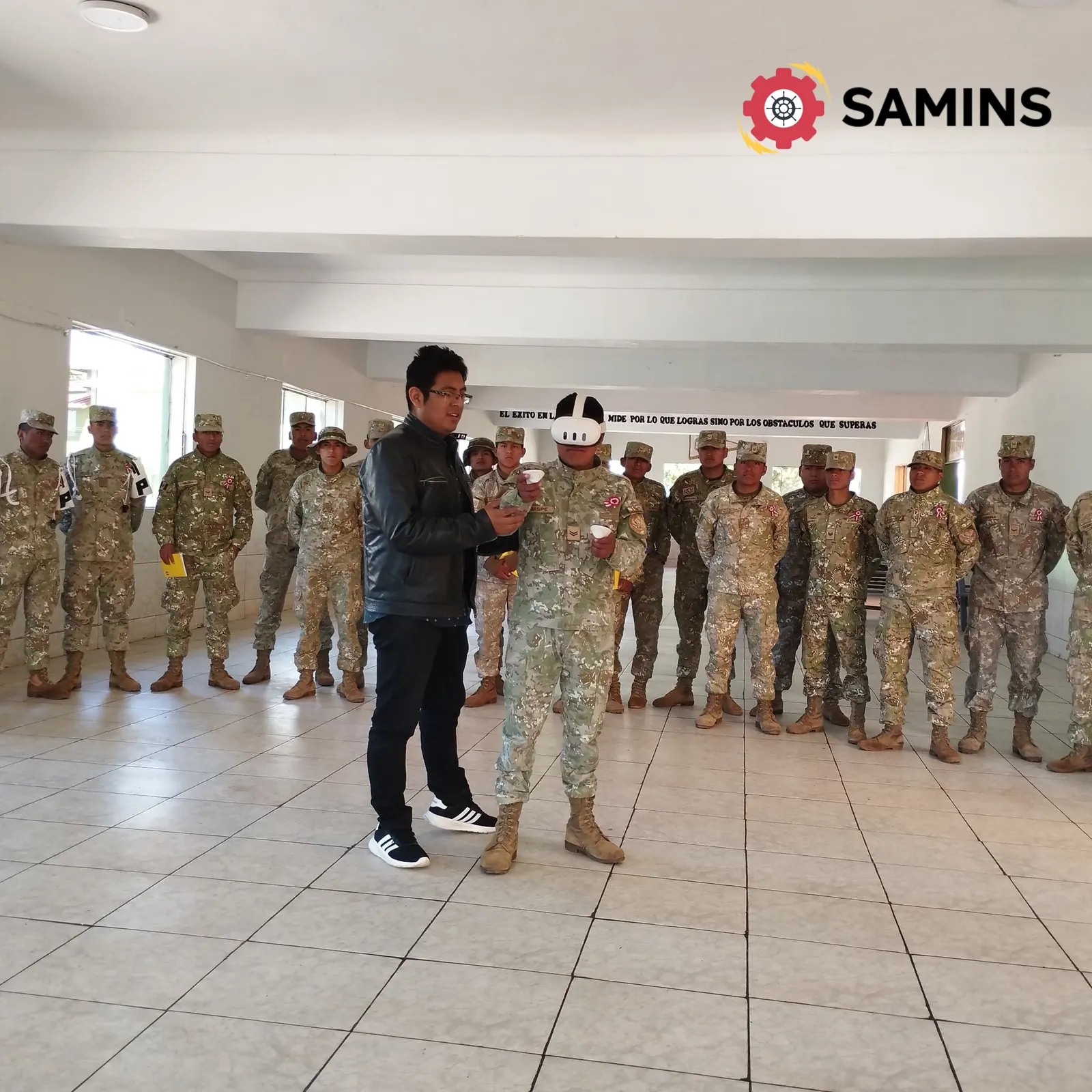 Grupo de la Marina de Guerra en una sesión de capacitación con realidad virtual