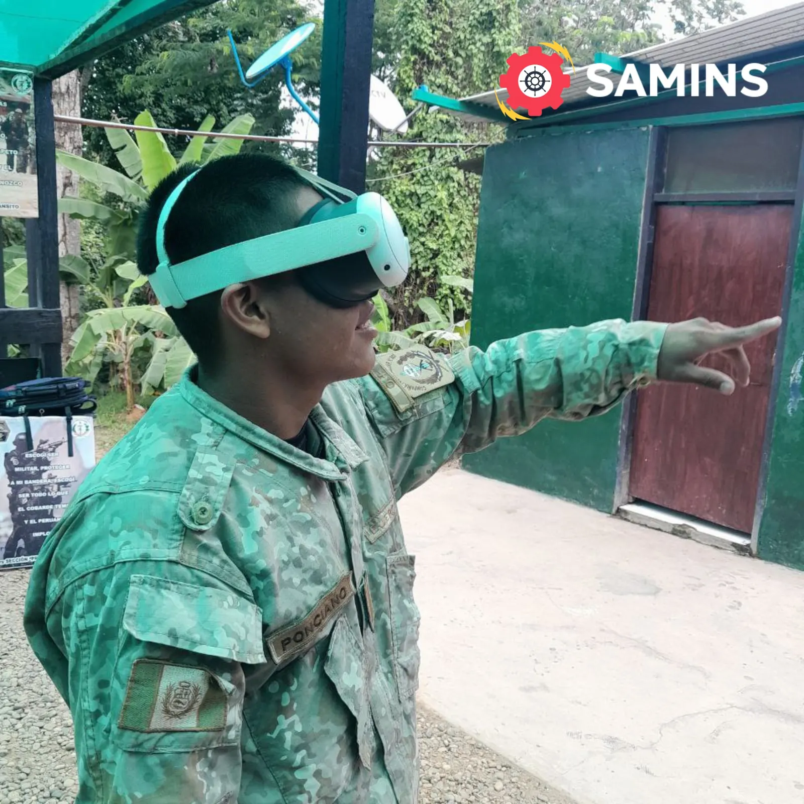Integrante de la Marina de Guerra entrenando con un visor de realidad virtual