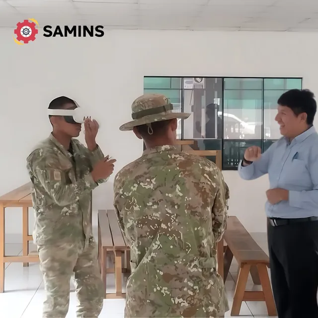 Instructor de SAMINS guiando a dos efectivos militares con visores de realidad virtual