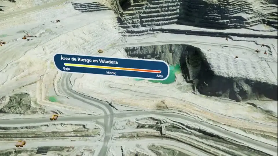 Tajo abierto en realidad mixta con un panel de indicadores de un camión de acarreo